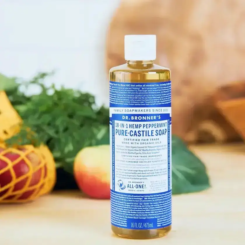 Siente la explosión de menta más pura en tu piel: una sensación refrescante que hormiguea y despeja tu mente al instante. Nuestro jabón de menta orgánica, perfumado con aceite esencial puro, es la elección perfecta para comenzar el día con energía y claridad mental. Formulado con ingredientes orgánicos y de comercio justo, este jabón es una elección consciente para aquellos que buscan productos naturales y sostenibles.