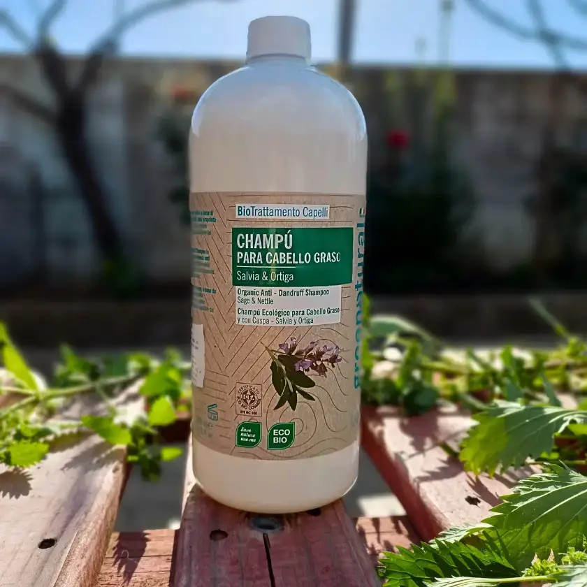 Champú para cabello graso y con caspa, formulado con Piroctone Olamine, un ingrediente funcional reconocido por sus propiedades anticaspa y seborreguladoras. Además, tiene poder antioxidante, ayudando a restablecer el equilibrio natural de la piel.La Salvia y la Ortiga, provenientes de agricultura biológica, enriquecen este champú con sus conocidas propiedades astringentes y purificantes.