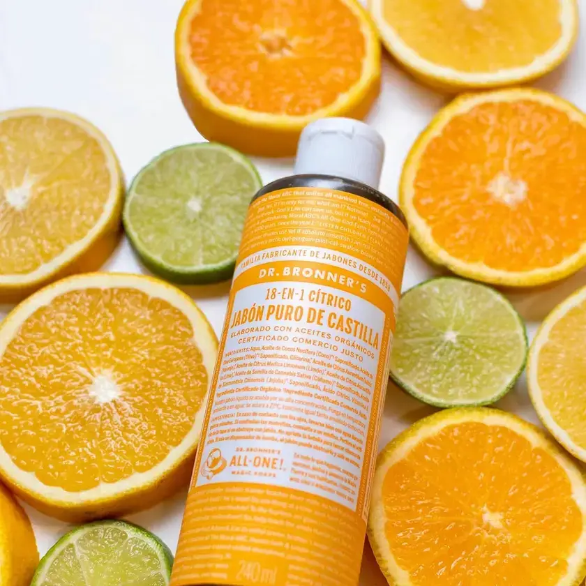 Un estallido cítrico que revitaliza tus sentidos. La combinación de naranja, limón y lima te envuelve en una fragancia fresca y energizante, como una brisa marina que acaricia tu piel. Formulado con ingredientes orgánicos y de comercio justo, este jabón es una elección consciente para aquellos que buscan productos naturales y sostenibles. La botella 100% reciclada es solo una muestra de nuestro compromiso con el planeta.