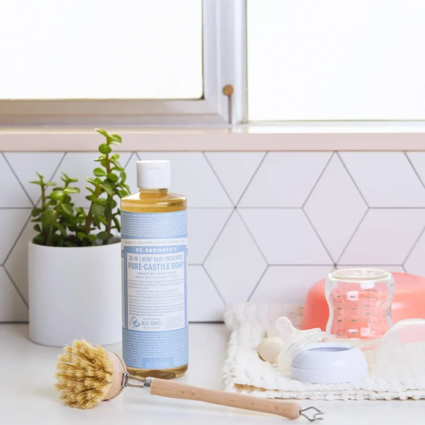 Cuida la piel delicada de tu bebé con nuestro jabón líquido, formulado con el doble de aceite de oliva virgen extra y sin fragancias añadidas. Su espuma suave y cremosa limpia sin irritar, dejando la piel hidratada y protegida. Elaborado con ingredientes orgánicos, es ideal para pieles sensibles y propensas a la dermatitis atópica.