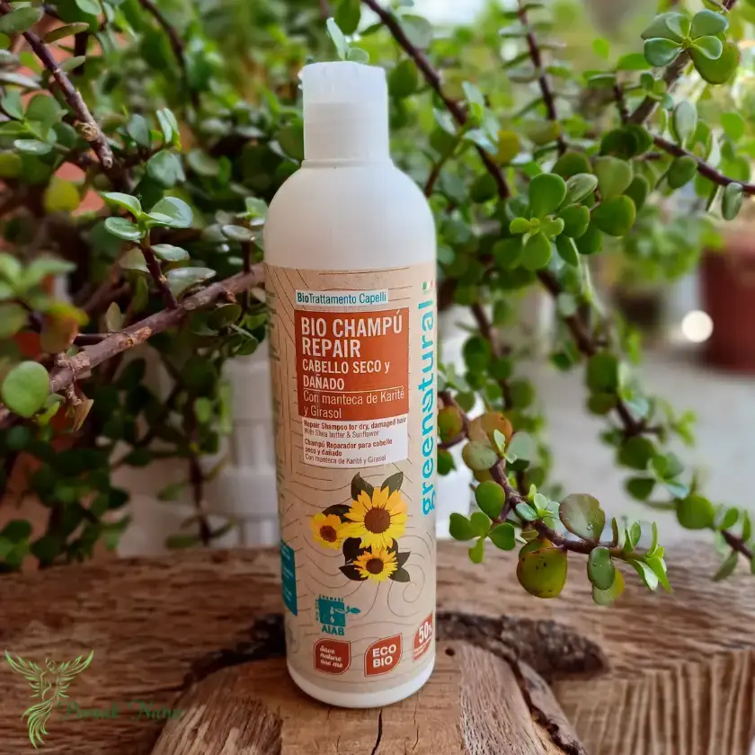 El champú Repair Bio para cabello seco y dañado está formulado con valiosos aceites y mantecas naturales, como manteca de karité orgánica, aceite de girasol orgánico y aceite de linaza. Esta combinación ayuda a restaurar la barrera natural del cabello, dejándolo hidratado, suave y brillante sin apelmazar.