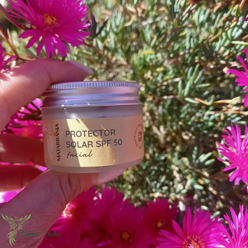 Protección solar eficaz y natural para tu rostro. La Crema Solar Facial SPF 50 de Matarrania combina filtros 100% minerales con óxido de zinc no-nano, que protege frente a los rayos UVA y UVB sin dejar la piel blanca.