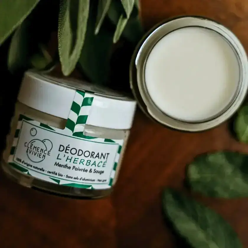 Este desodorante en crema está hecho con polvos minerales y aceites esenciales 100 % naturales, que combaten las bacterias responsables del mal olor sin interrumpir tu proceso de sudoración. Su textura cremosa y suave se funde al instante, dejándote sequedad y confort sin residuos ni manchas. 