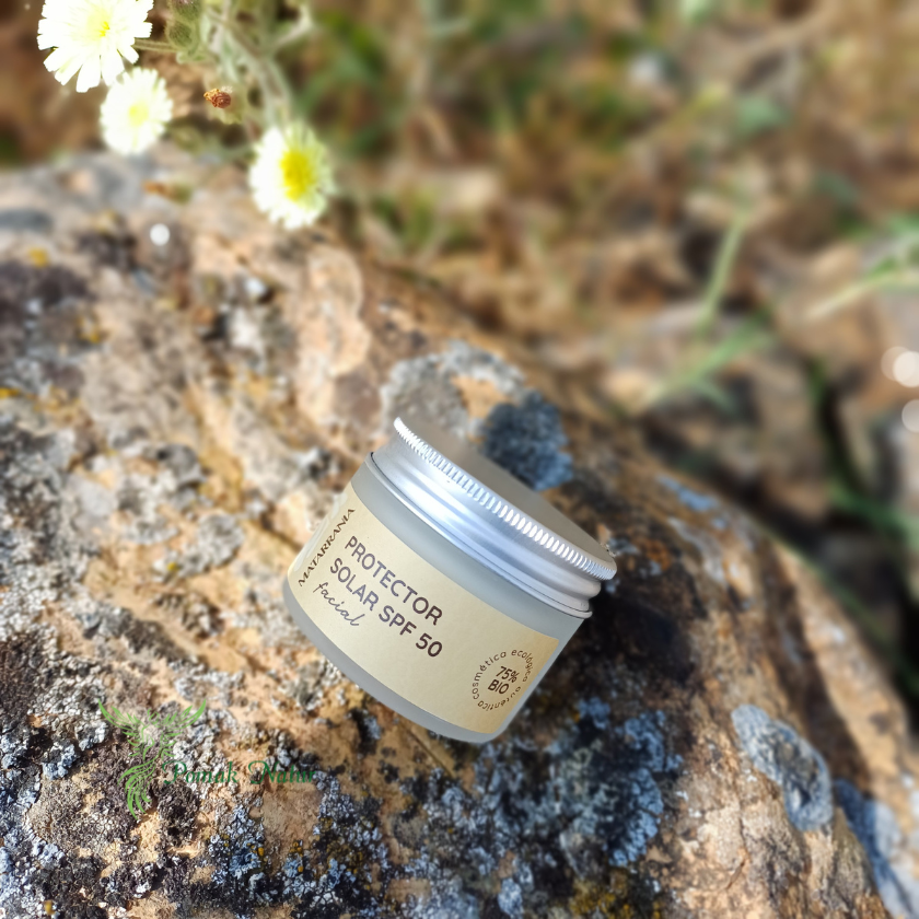Protección solar eficaz y natural para tu rostro. La Crema Solar Facial SPF 50 de Matarrania combina filtros 100% minerales con óxido de zinc no-nano, que protege frente a los rayos UVA y UVB sin dejar la piel blanca.