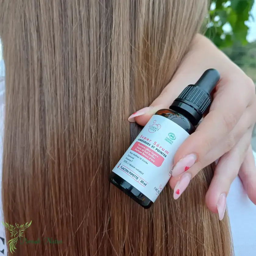 l sérum nutritivo reparador para cabello - largos y puntas, tiene una textura ultra ligera que nutre en profundidad sin dejar el cabello pesado. Enriquecido con aceites vegetales orgánicos de jojoba y cártamo, escualano vegetal y vitamina F, suaviza, hidrata y protege el cabello seco, combate el frizz y previene la rotura. El resultado: puntas más suaves, largos brillantes y un cabello visiblemente más sano. Todo sin siliconas.